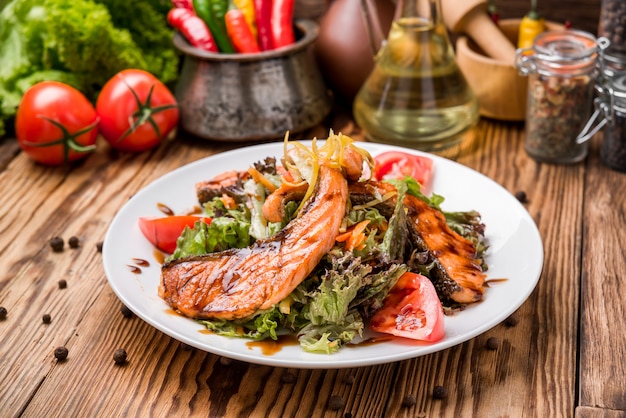 Filete de salmón en plato blanco con verduras