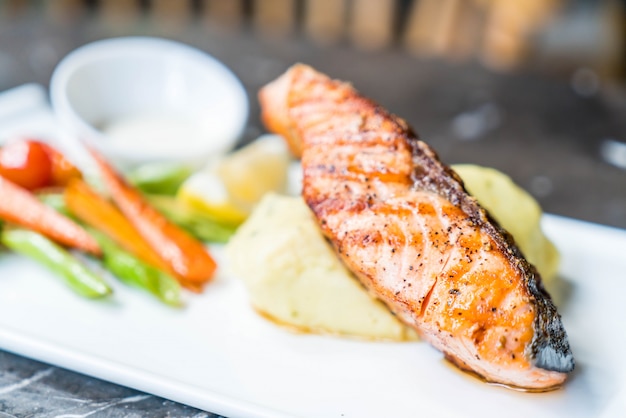 filete de salmón con puré de patata y vegetales