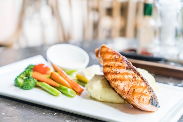 Filete De Salmón Con Puré De Patatas Y Vegetales