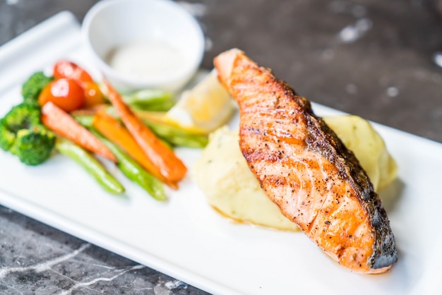 Filete De Salmón Con Puré De Patatas Y Vegetales