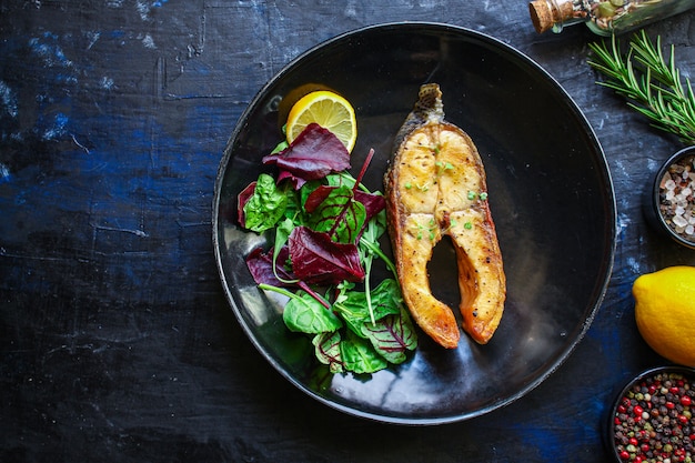 filete de salmón rosado frito y ensalada