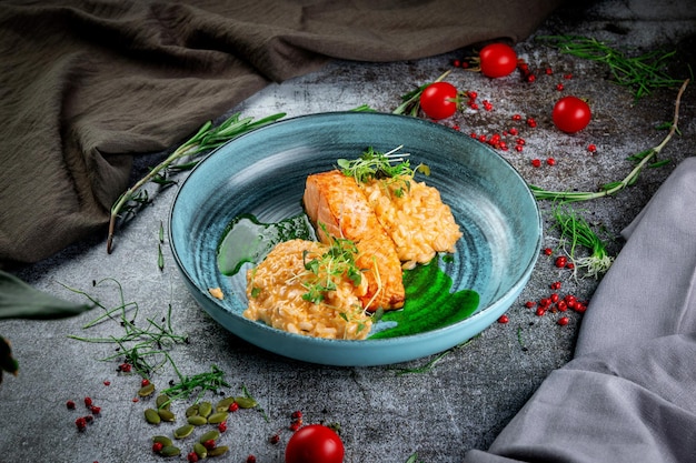 Filete de salmón y salmón a la plancha con arroz y salsa