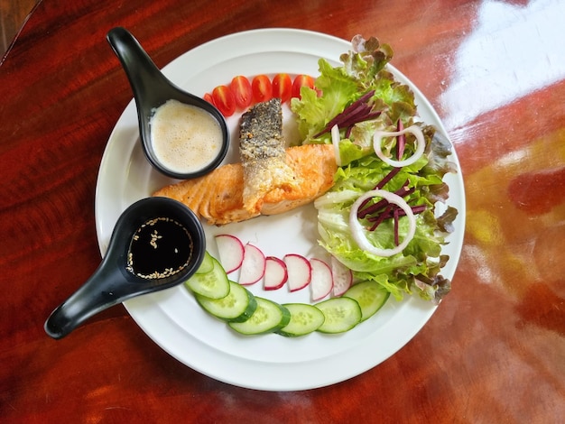 Filete de salmón con salsa de estragón y ensalada