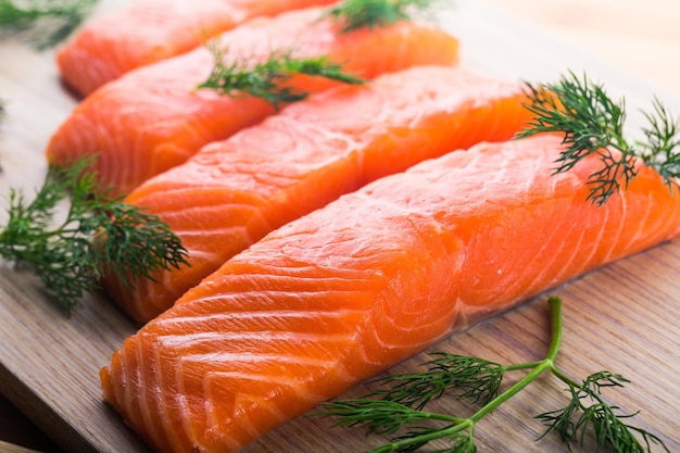 Filete de salmón salvaje fresco y filete de pescado crudo, preparación de alimentos saludables