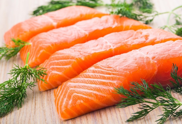 Filete de salmón salvaje fresco y filete de pescado crudo, preparación de alimentos saludables
