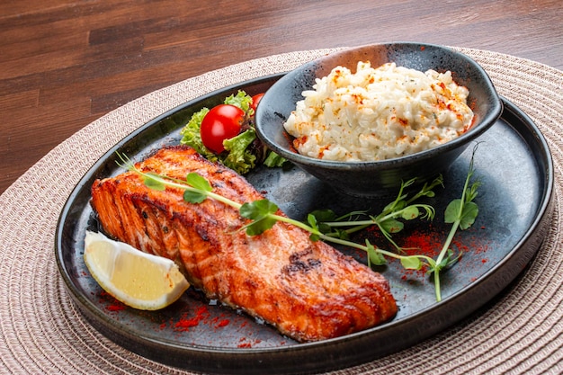 Un filete de salmón suculento perfectamente a la parrilla o en una sartén