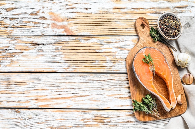 Filete de salmón en una tabla de cortar.