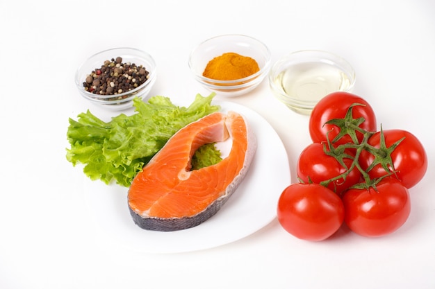 Filete de salmón con verduras y especias en un espacio de madera. El concepto de cocina. Espacio de supermercado.