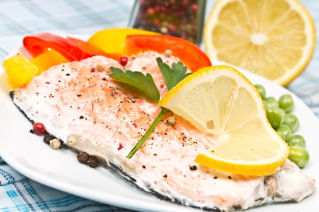 Filete de salmón con verduras y guisantes verdes