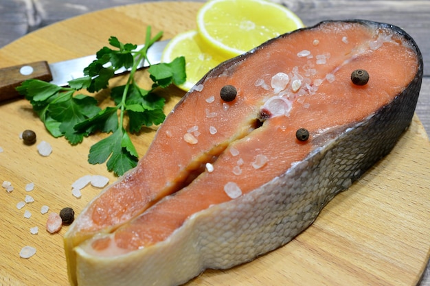 filete de selmon aislado con sal y especias en la tabla de cortar, primer plano