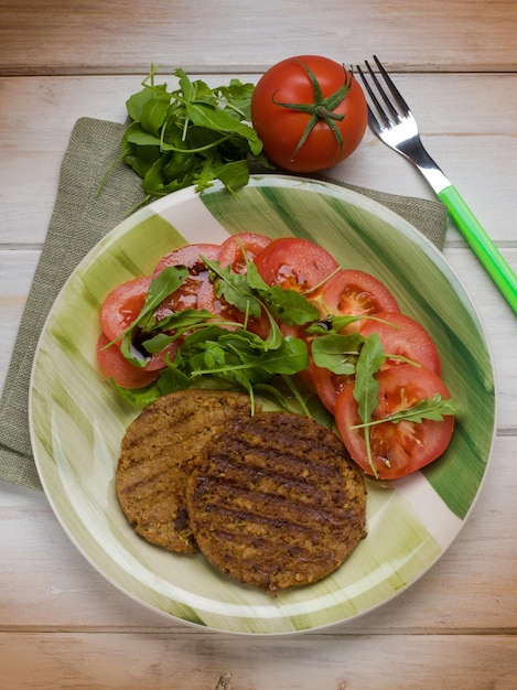 Filete de soja con ensalada de rúcula y tomates