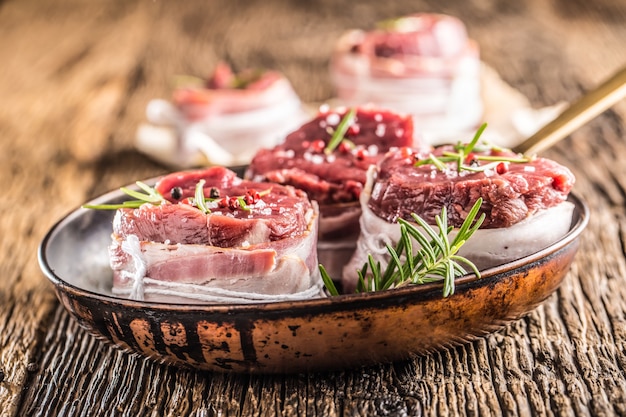 Filete de solomillo de ternera envuelto en tocino almacenado en la sartén.