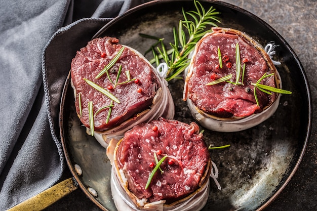 Filete de solomillo de ternera envuelto en tocino almacenado en la sartén.