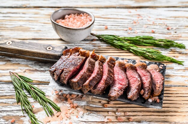 Filete de tapa de rampa a la parrilla en un cuchillo de carnicero