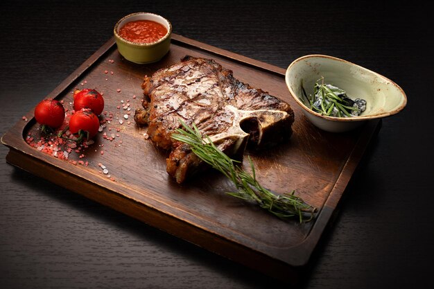 Filete de TBone con salsa en una tabla de madera