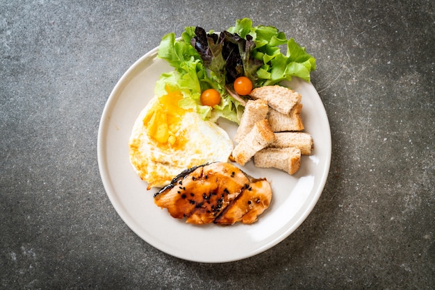 filete de teriyaki de salmón con huevo frito y ensalada