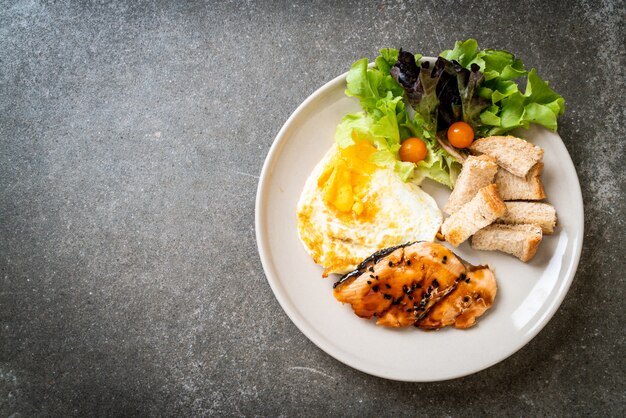 filete de teriyaki de salmón con huevo frito y ensalada