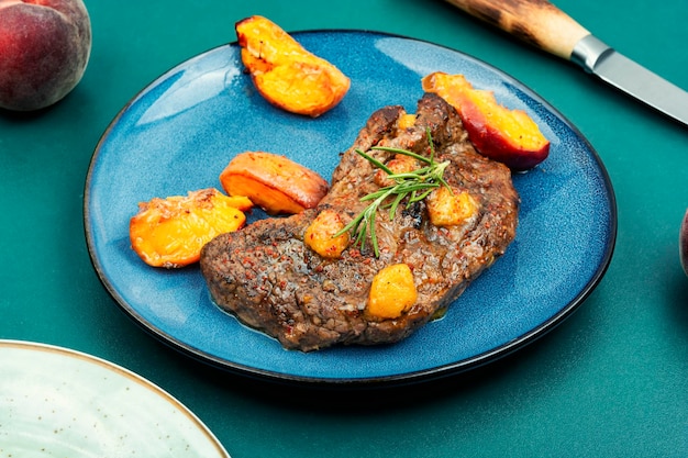 Filete de ternera al horno dietético con melocotón