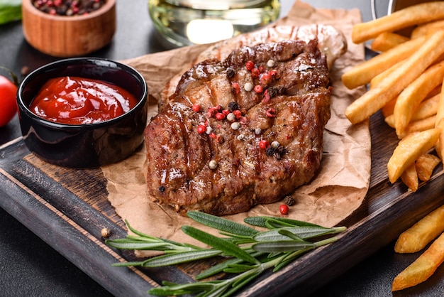 Filete de ternera al horno sabroso con verduras, patatas fritas y especias. Plato a la parrilla