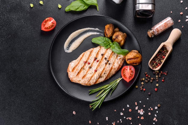 Filete de ternera al horno sabroso con verduras, patatas fritas y especias