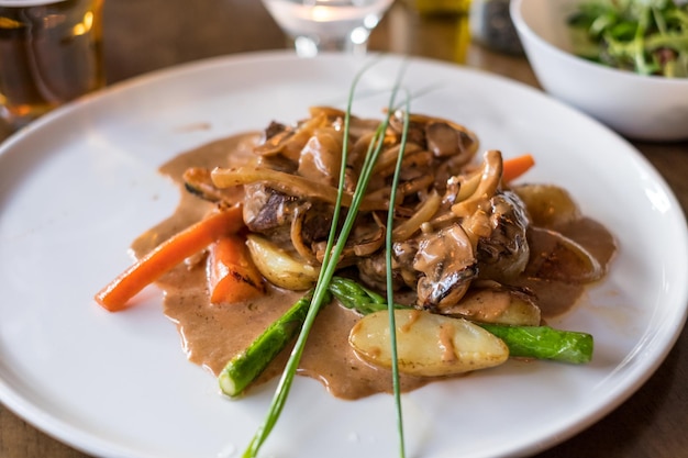 Filete de ternera asado con verduras