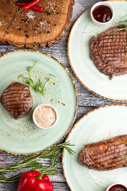 Filete de ternera bistec de ternera a la parrilla sobre un fondo blanco de madera