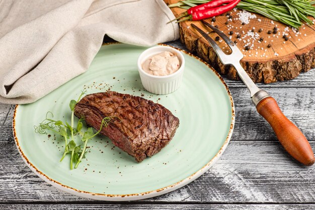 Filete de ternera bistec de ternera a la parrilla sobre un fondo blanco de madera