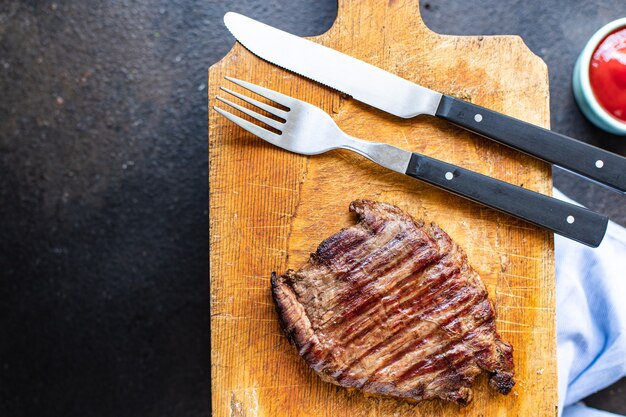 Filete de ternera carne jugosa barbacoa a la parrilla BBQ en la mesa comida saludable snack espacio de copia