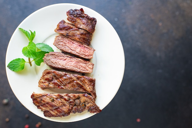 Filete de ternera carne jugosa barbacoa a la parrilla BBQ en la mesa comida saludable snack espacio de copia