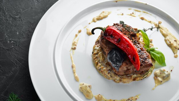 Filete de ternera con chile y salsa de champiñones en un plato Platos comida Vista superior Espacio libre para el texto