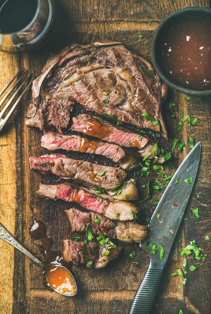 Filete de ternera chuletón medio raro a la parrilla con flatlay de vino tinto