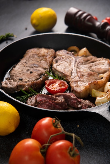 Filete de ternera colorido y filetes de verduras