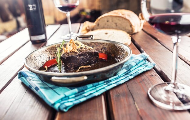 Filete de ternera confitado con salsa pan de cebolla frita al vino tinto y deco