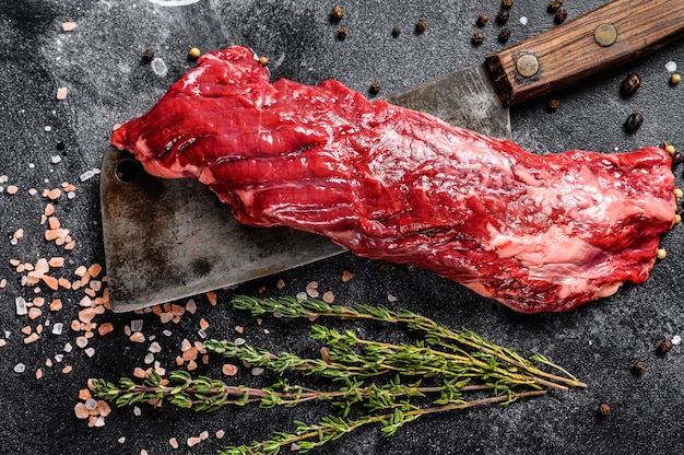 Filete de ternera cruda en una cuchilla