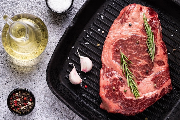 Filete de ternera cruda fresca en una sartén a la parrilla