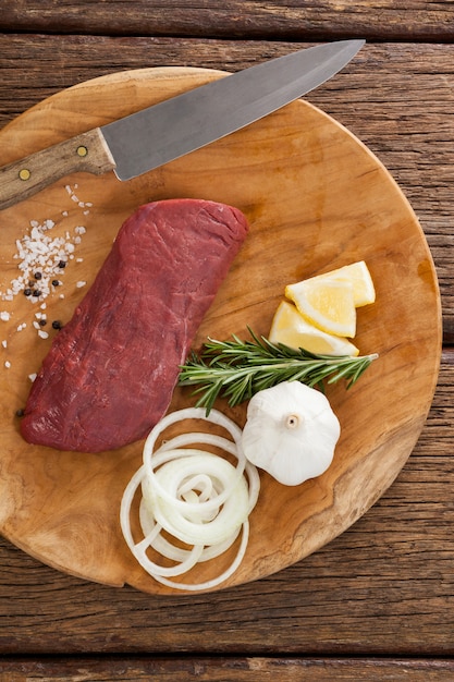 Filete de ternera e ingredientes sobre tabla de madera