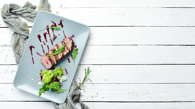 Filete de ternera con ensalada y salsa Vista superior Espacio libre para el texto