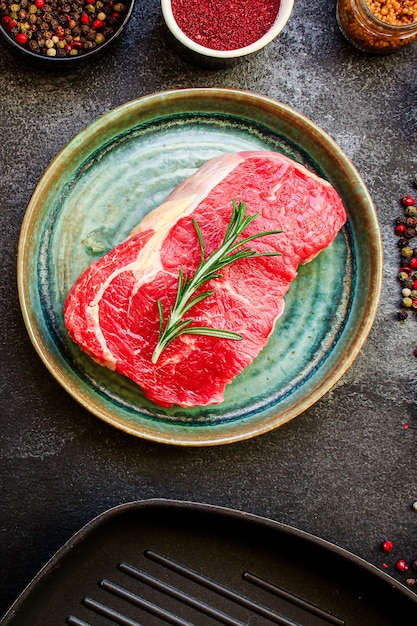 Filete de ternera fresca pieza cruda de carne lista para comer