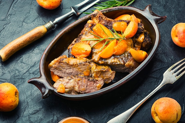 Filete de ternera frito con albaricoques