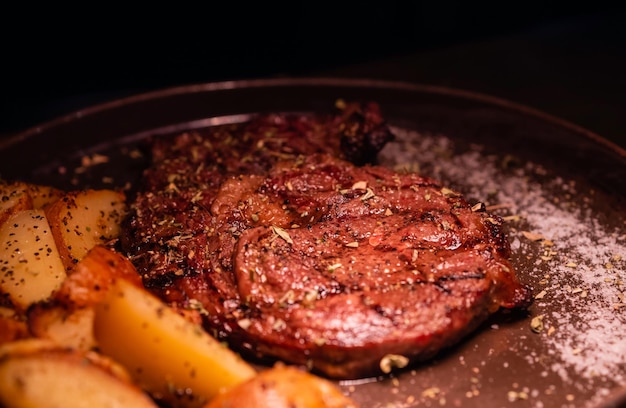 Foto filete de ternera medio raro a la parrilla magro saludable y verduras con calabaza asada y una hoja verde ella