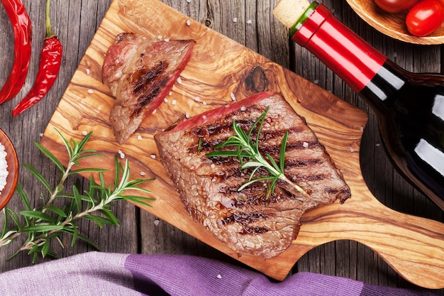 Filete de ternera a la parrilla y botella de vino tinto