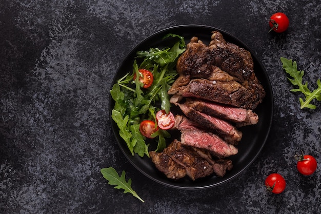 Filete de ternera a la parrilla con especias en un plato negro