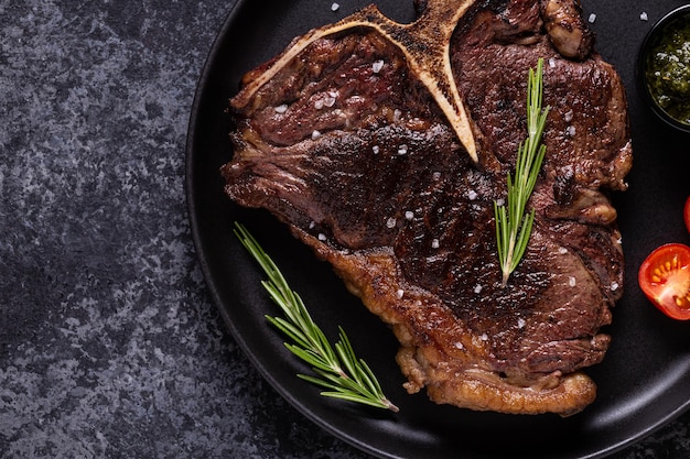 Filete de ternera a la parrilla con especias en un plato negro