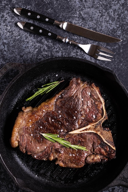 Filete de ternera a la parrilla con especias en una sartén