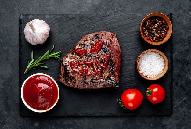 Filete de ternera a la parrilla con especias sobre muro de piedra