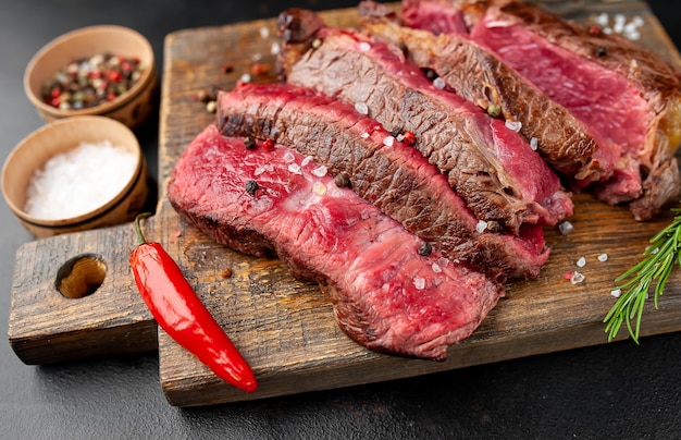 Filete de ternera a la parrilla con hierbas y especias sobre un fondo de piedra