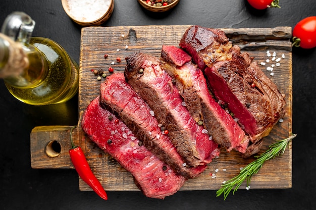 Filete de ternera a la parrilla con hierbas y especias sobre un fondo de piedra