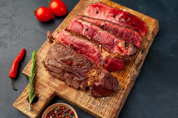 Filete de ternera a la parrilla con hierbas y especias sobre un fondo de piedra