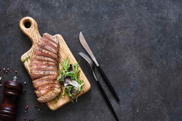 Filete de ternera a la parrilla mediano y ensalada mixta