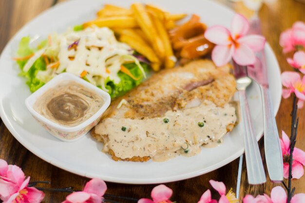 Filete de ternera a la parrilla y patatas y ensalada en la placa, vista superior